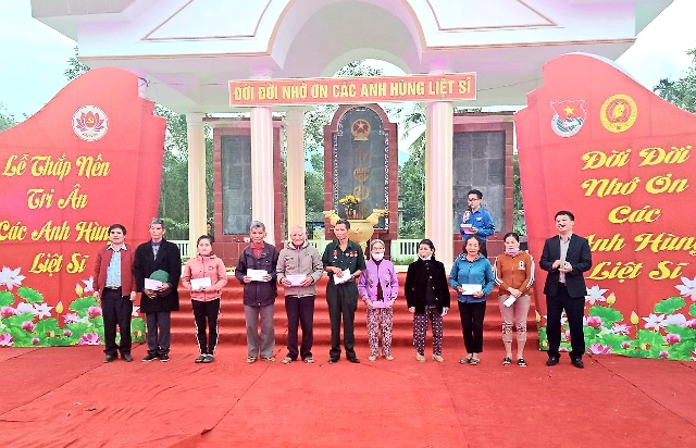 Phó Bí thư Thường trực Tỉnh ủy Đặng Ngọc Huy dự Chương trình "Thắp sáng niềm tin"