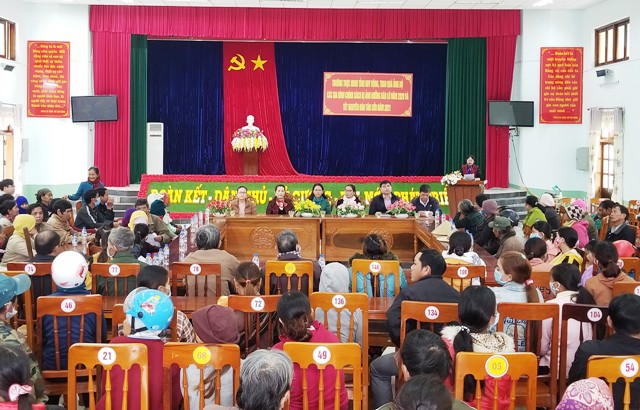 Phó Chủ tịch HĐND tỉnh Đinh Thị Hồng Minh thăm, trao tặng quà tại huyện Minh Long