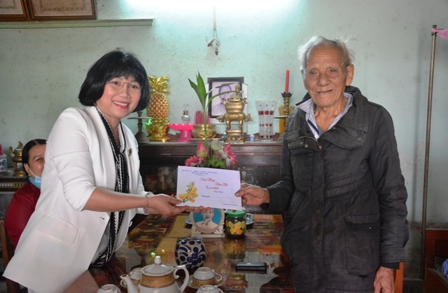 Lãnh đạo huyện Sơn Tịnh thăm, tặng quà Tết cho các gia đình chính sách