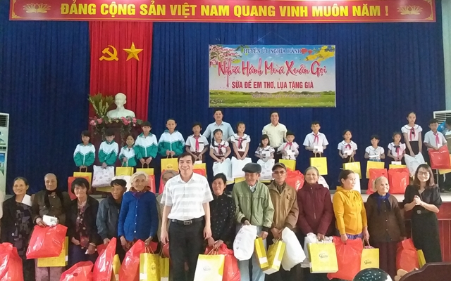 Huyện ủy tặng quà Tết cho người già và trẻ em