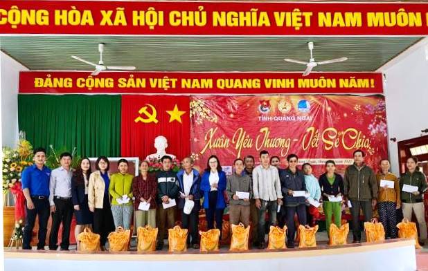 Hội doanh nhân trẻ tỉnh Quảng Ngãi trao quà Tết tại xã Tịnh Thọ