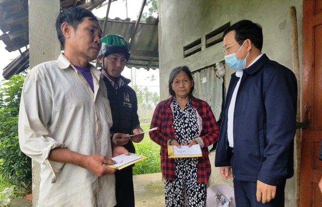 Chánh Văn phòng HĐND tỉnh thăm và tặng quà tết cho gia đình chính sách, hộ nghèo nhân dịp Tết nguyên đán Tân Sửu 2021 tại huyện Nghĩa Hành