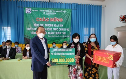 Phó Thủ tướng Thường trực Chính phủ Trương Hoà Bình tặng quà Trung tâm nuôi dạy trẻ khuyết tật Võ Hồng Sơn