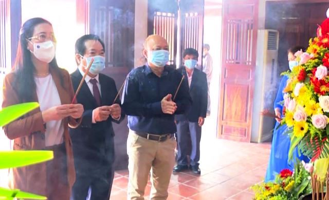 Thường trực HĐND tỉnh dự lễ dâng hương kỷ niệm 115 năm ngày sinh Thủ tướng Phạm Văn Đồng