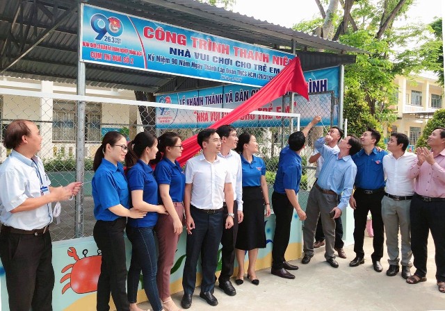 Chi đoàn Văn phòng HĐND tỉnh tham gia thực hiện Công trình thanh niên "Nhà vui chơi cho em" tại Trung tâm hỗ trợ phát triển giáo dục hòa nhập tỉnh