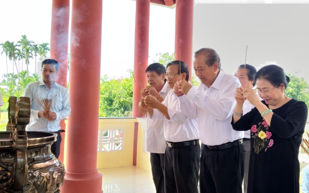 Phó Thủ tướng Thường trực Chính phủ Trương Hòa Bình dâng hương tại Di tích địa đạo Hiệp Phổ Nam, thăm Trung tâm Nuôi dạy trẻ khuyết tật Võ Hồng Sơn