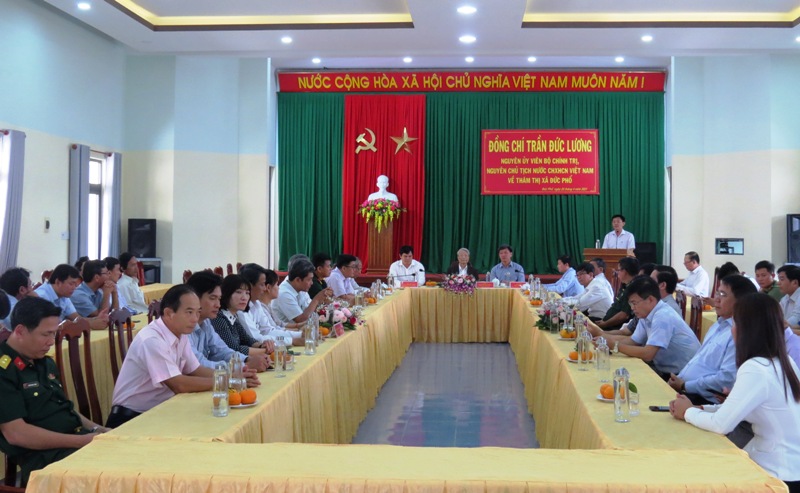 Nguyên Chủ tịch nước Trần Đức Lương về thăm thị xã Đức Phổ