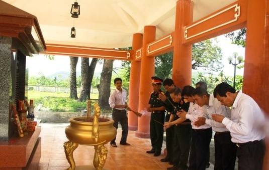 Dâng hương, tặng quà nhân tưởng niệm 52 năm ngày 63 thường dân bị thảm sát vô tội