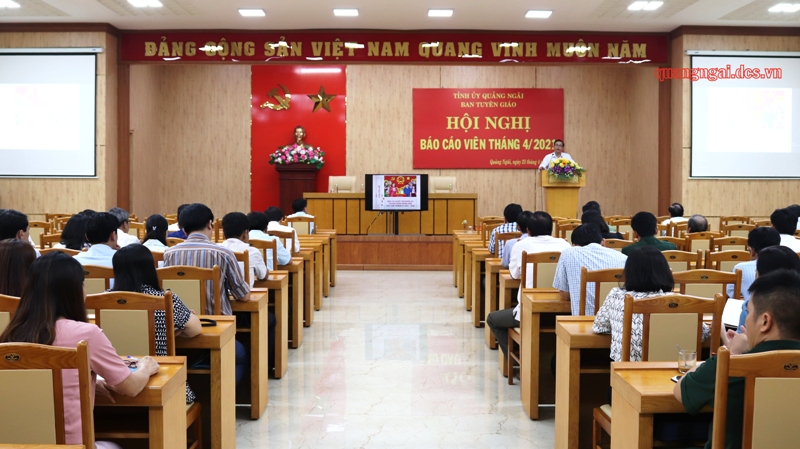 Phó Chủ tịch HĐND tỉnh Nguyễn Tấn Đức thông tin về tình hình công tác chuẩn bị bầu cử trên bàn tỉnh