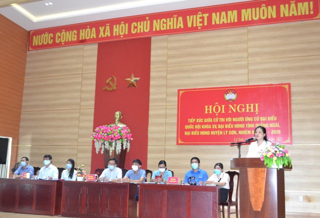 Các ứng cử viên đại biểu Quốc hội và HĐND tỉnh tiếp xúc cử tri vận động bầu cử tại Lý Sơn