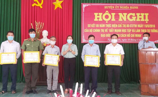 Huyện ủy Nghĩa Hành sơ kết Chỉ thị 05 của Bộ Chính trị