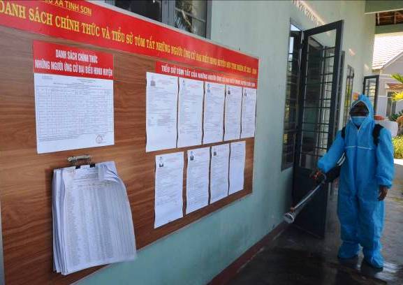 TRUNG TÂM Y TẾ HUYỆN SƠN TỊNH PHUN THUỐC PHÒNG CHỐNG DỊCH COVID-19 TẠI CÁC ĐIỂM BẦU CỬ