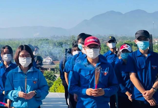 Huyện đoàn Sơn Tịnh dâng hương nhân kỷ niệm 56 năm Ngày chiến thắng Ba Gia