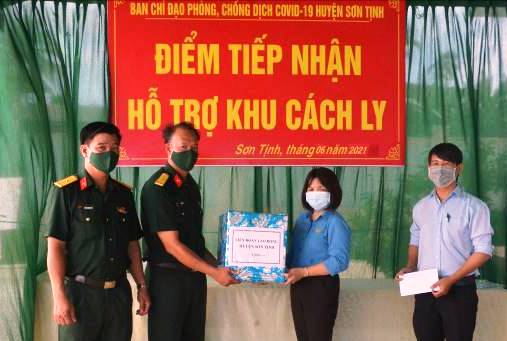 LĐLĐ huyện Sơn Tịnh tặng quà khu cách ly tập trung tại xã Tịnh Hà