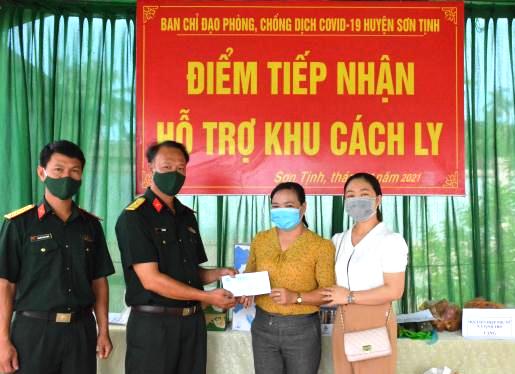 Phụ nữ Sơn Tịnh hỗ trợ hơn 6 tạ gạo, hơn 50 kg rau củ quả cùng nhiều nhu yếu phẩm cho khu cách ly tại xã Tịnh Hà