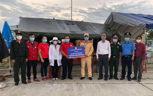 Hội Chữ thập đỏ tỉnh Quảng Ngãi thăm, tặng quà tại chốt kiểm soát dịch Covid-19 và khu cách ly tập trung huyện Sơn Tịnh