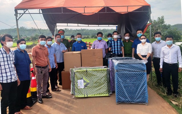 Chi đoàn Văn phòng Đoàn ĐBQH và HĐND tỉnh và Chi đoàn Văn phòng UBND tỉnh hỗ trợ 8 triệu đồng hỗ trợ công tác phòng, chống dịch