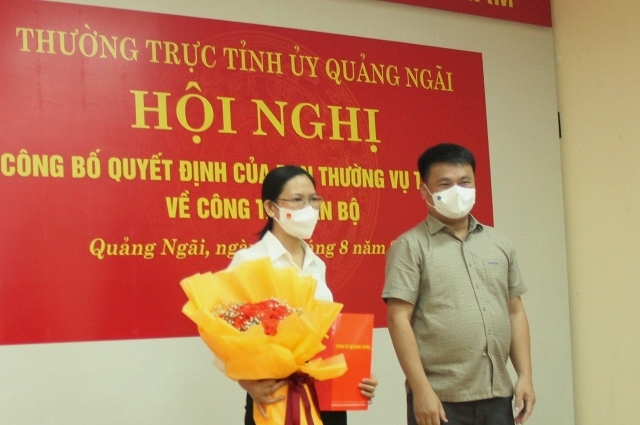 Công bố Quyết định điều động, bổ nhiệm đồng chí Huỳnh Thị Ánh Sương giữ chức vụ Phó Trưởng Đoàn ĐBQH chuyên trách khóa XV tỉnh Quảng Ngãi