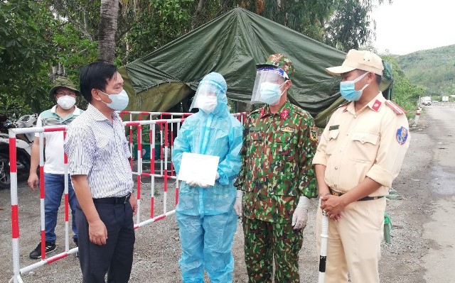 Thường trực HĐND tỉnh khảo sát công tác phòng, chống dịch Covid-19 tại thị xã Đức Phổ, huyện Mộ Đức và trao số tiền 10 triệu đồng hỗ trợ lực lượng làm nhiệm vụ tại chốt kiểm tra y tế Đèo Bình Đê