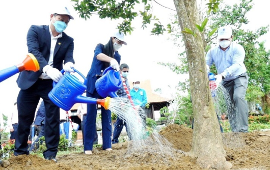 Bí thư Tỉnh ủy, Chủ tịch HĐND tỉnh tham dự lễ phát động trồng một triệu cây xanh