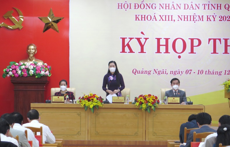 Đại biểu HĐND tỉnh chất vấn Giám đốc Sở Giáo dục và Đào tạo về trường học đạt chuẩn, giữ chuẩn và việc thừa, thiếu giáo viên cục bộ