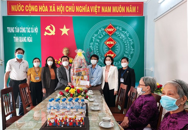 Thường trực HĐND tỉnh thăm, tặng quà một số đơn vị nhân dịp xuân Nhâm Dần - Năm 2022