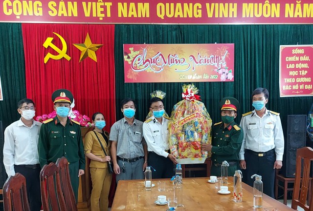 Phó Chủ tịch HĐND tỉnh Nguyễn Tấn Đức thăm, tặng quà tại huyện Lý Sơn