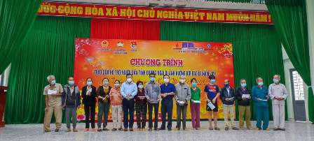 HĐND - Ủy ban MTTQVN và Tỉnh Đoàn Quảng Ngãi tặng 100 suất quà Tết cho người nghèo huyện Nghĩa Hành