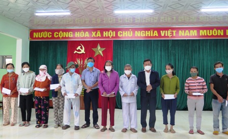 Chánh Văn phòng Đoàn ĐBQH và HĐND tỉnh thăm và tặng quà cho gia đình chính sách, hộ nghèo nhân dịp Tết nguyên đán Nhâm dần năm 2022 tại huyện Nghĩa Hành