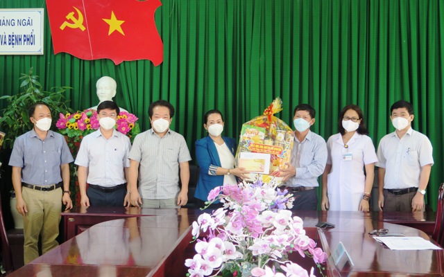 Phó Bí thư Tỉnh ủy, Phó Chủ tịch HĐND tỉnh Đinh Thị Hồng Minh thăm, chúc tết các đơn vị điều trị bệnh nhân Covid-19