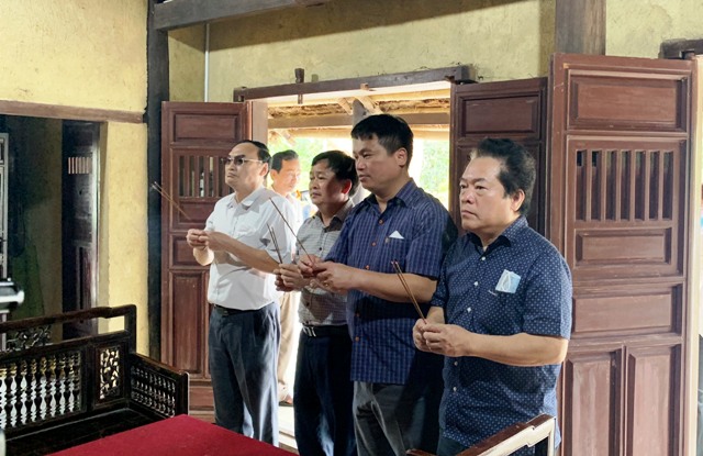 Lãnh đạo Tỉnh ủy và UBND tỉnh dâng hương tưởng niệm cụ Huỳnh Thúc Kháng