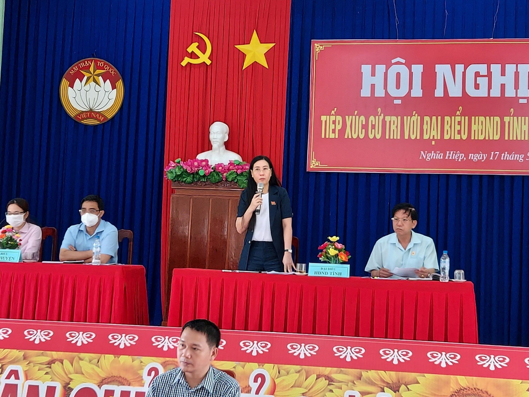 Bí thư Tỉnh ủy, Chủ tịch HĐND tỉnh Bùi Thị Quỳnh Vân tiếp xúc cử tri xã Nghĩa Hiệp