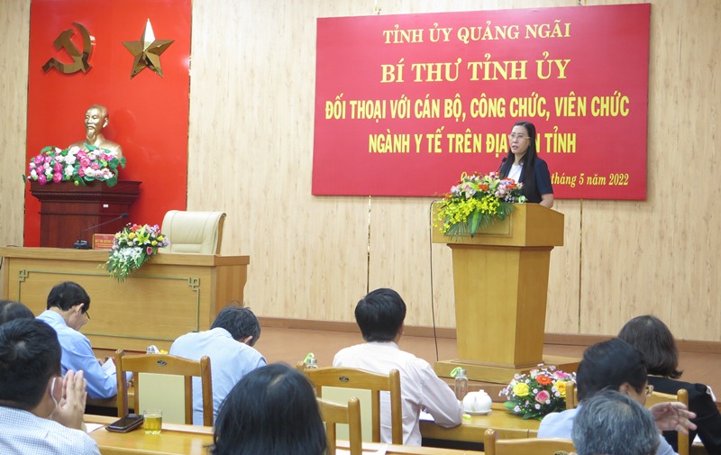 Bí thư Tỉnh ủy, Chủ tịch HĐND tỉnh Bùi Thị Quỳnh Vân đối thoại với cán bộ, nhân viên ngành Y tế