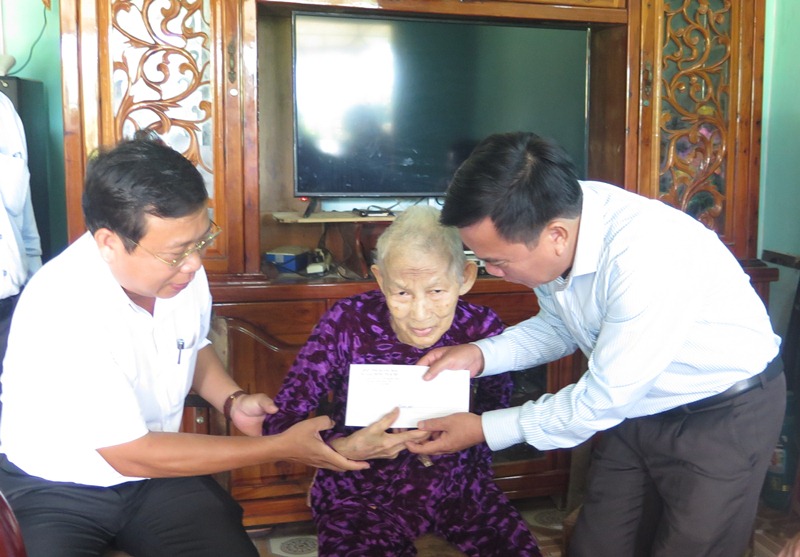 Phó Chủ tịch HĐND tỉnh Nguyễn Tấn Đức thăm, tặng quà gia đình chính sách tại huyện Sơn Hà