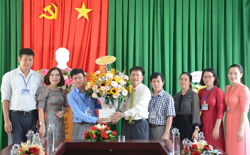 Thường trực HĐND tỉnh thăm, chúc mừng nhân Ngày nhà giáo Việt Nam