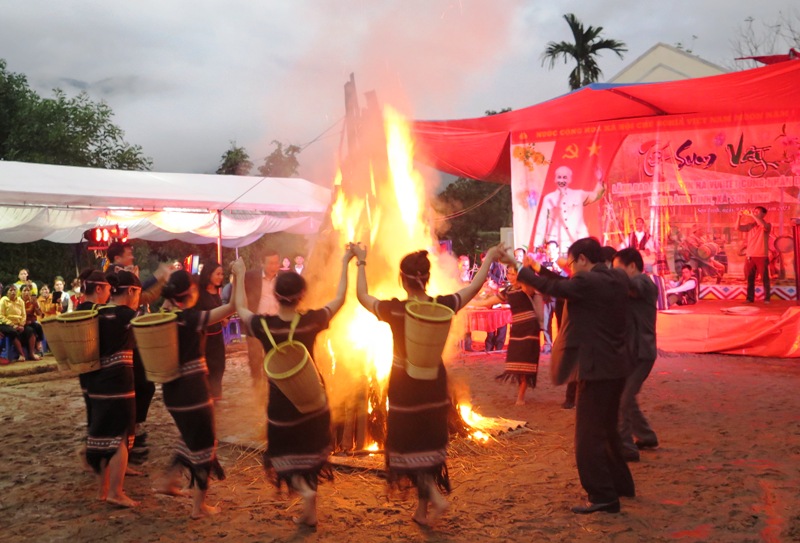 Thường trực HĐND tỉnh vui Tết cùng với Nhân dân thôn Làng Xinh, xã Sơn Linh Sơn Hà
