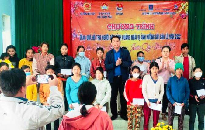 Thường trực HĐND tỉnh tặng quà Tết ở các huyện Sơn Tây, Sơn Hà, Trà Bồng