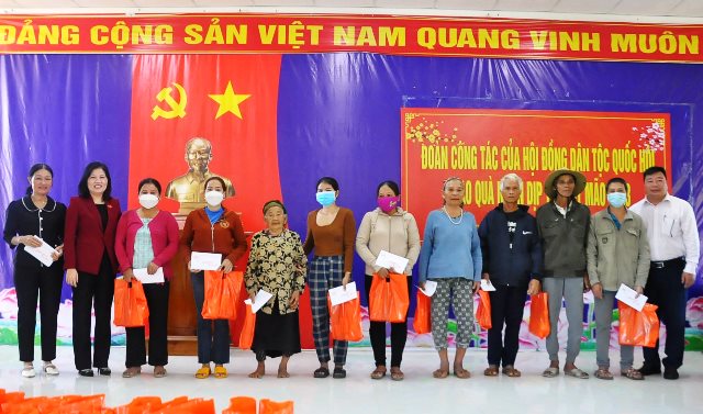 Phó Chủ tịch Hội đồng Dân tộc của Quốc hội Đinh Thị Phương Lan thăm, tặng quà và chúc Tết tại huyện Ba Tơ và Sơn Hà