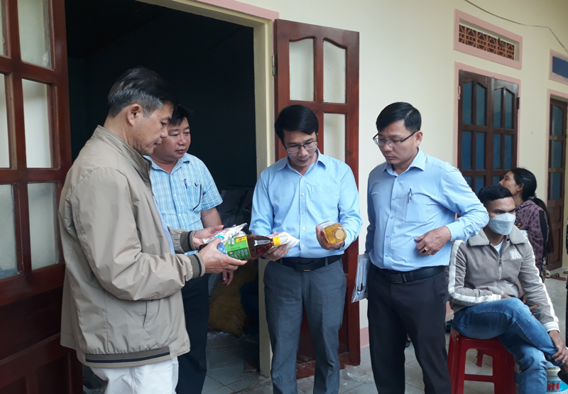 Ban Dân tộc của HĐND tỉnh thực hiện khảo sát thực tế tình hình cấp các mặt hàng thiết yếu cho đồng bào dân tộc thiểu số nhân dịp Tết Nguyên đán Quý Mão - năm 2023 tại huyện Sơn Tây