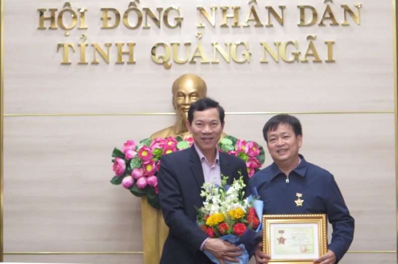 Phó Chủ tịch Thường trực HĐND tỉnh Nguyễn Cao Phúc nhận kỷ niệm chương “Vì sự nghiệp Đại đoàn kết dân tộc”