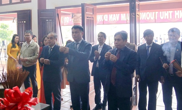 Dâng hương kỷ niệm 117 năm ngày sinh Thủ tướng Phạm Văn Đồng