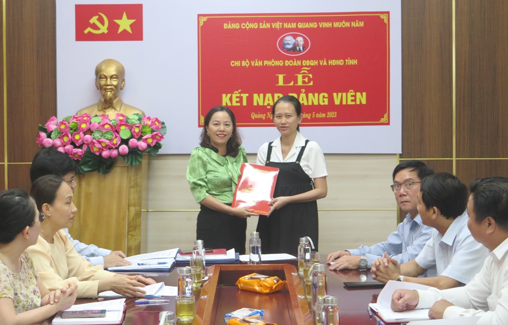 Chi bộ Văn phòng Đoàn ĐBQH và HĐND tỉnh sinh hoạt định kỳ tháng 5 và làm lễ kết nạp đảng viên mới