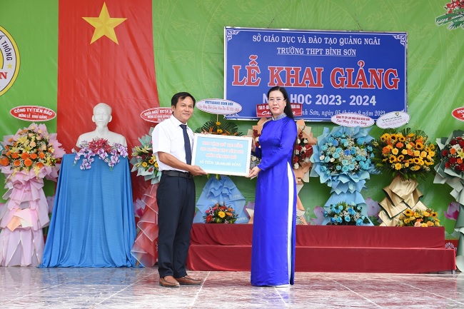 Bí thư Tỉnh ủy, Chủ tịch HĐND tỉnh Bùi Thị Quỳnh Vân dự Lễ khai giảng năm học mới tại Trường THPT Bình Sơn