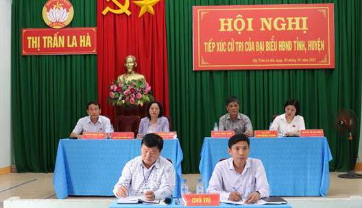 Trưởng Ban Pháp chế và Trưởng Ban Văn hóa – Xã hội của HĐND tỉnh tiếp xúc cử tri ở thị trấn La Hà và xã Nghĩa Sơn (Tư Nghĩa)