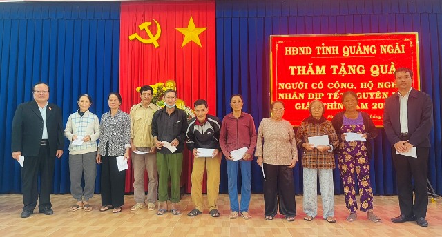 Tổ đại biểu HĐND tỉnh thăm, tặng quà Tết Nguyên đán Giáp Thìn năm 2024 tại thị xã Đức Phổ