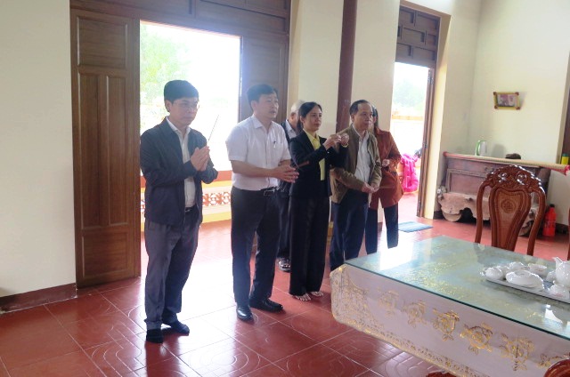 Phó Chủ tịch Thường trực HĐND tỉnh thăm, viếng hương dịp Tết Nguyên đán năm 2024