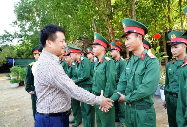 Phó Bí thư Thường trực Tỉnh ủy, Trưởng Đoàn ĐBQH tỉnh Đặng Ngọc Huy thăm các đơn vị làm việc trong Tết