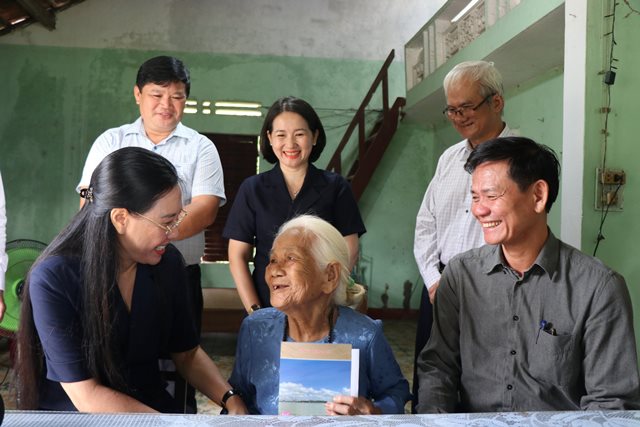 Bí thư Tỉnh ủy, Chủ tịch HĐND tỉnh Bùi Thị Quỳnh Vân thăm hỏi, tặng quà gia đình chính sách, người có công