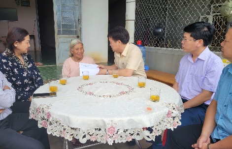 Phó Chủ tịch Thường trực HĐND tỉnh Nguyễn Cao Phúc thăm, tặng quà các gia đình chính sách tại xã Đắk Rơ Wa